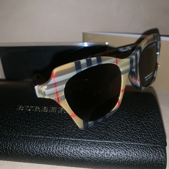 Authentic Burberry Nova Check Women Sunglasses - Picture 8 of 8